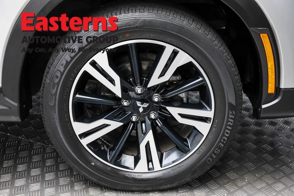 Used 2024 Silver Mitsubishi SE image 29
