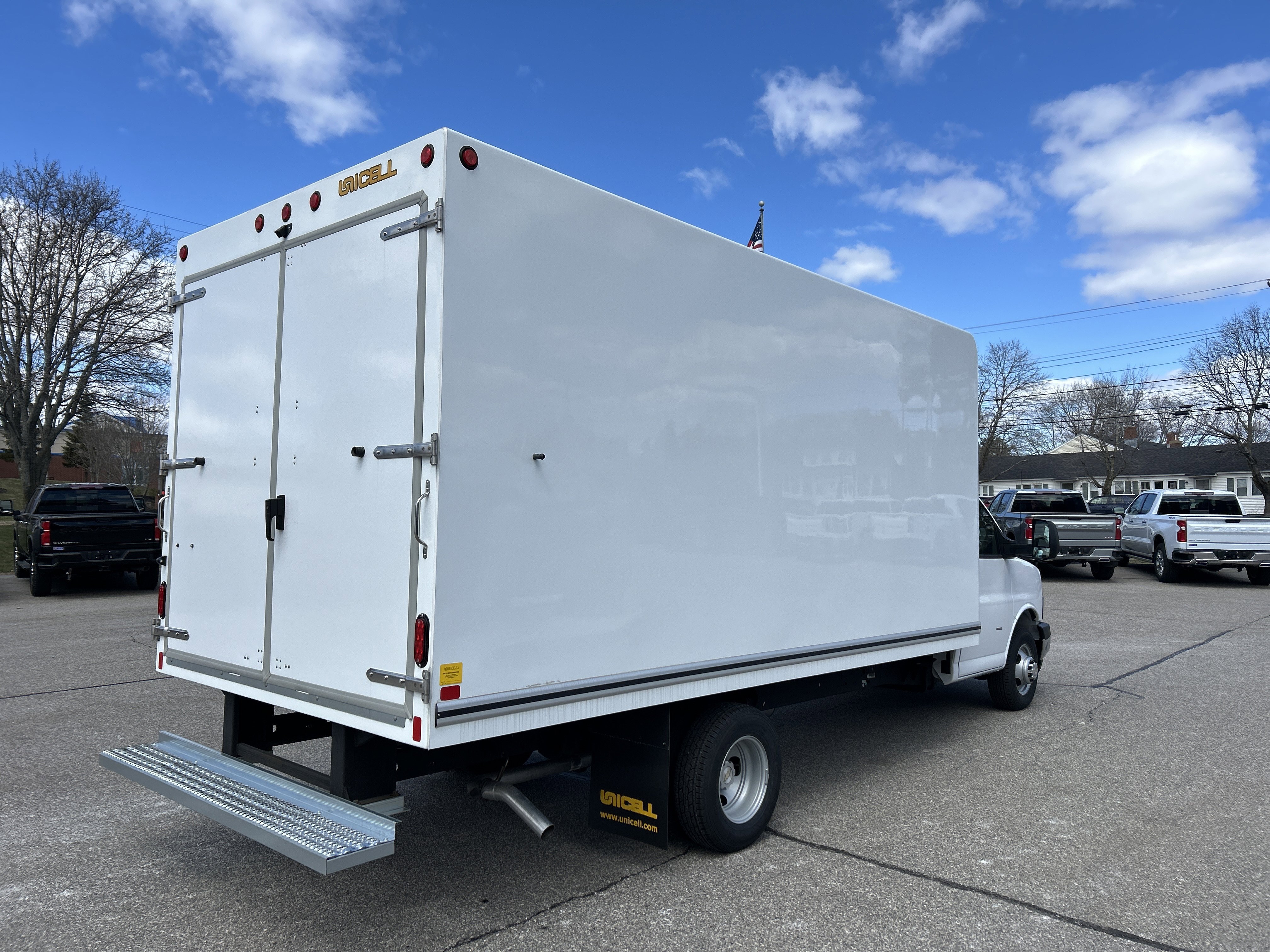 New 2025 Summit White Chevrolet 1WT image 2
