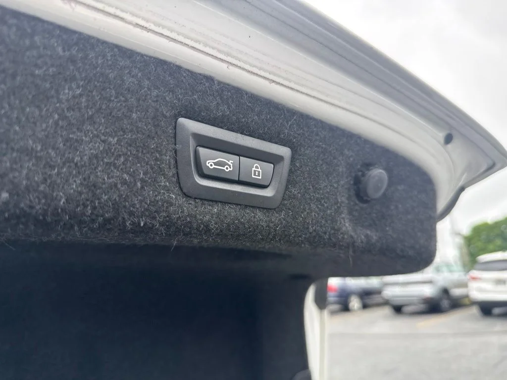 Used 2019 Alpine White BMW 540i xDrive image 40