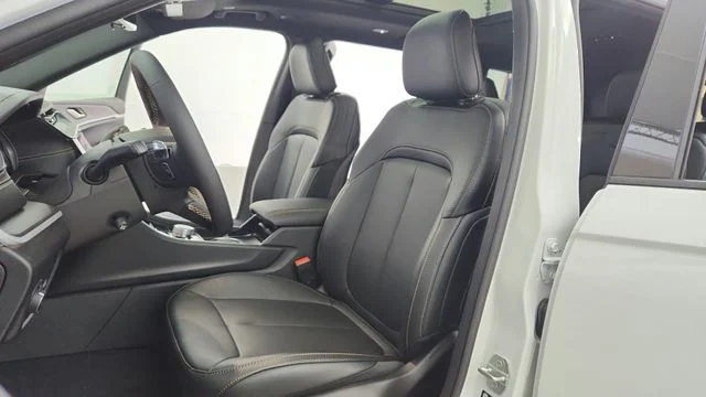 New 2026 Bright White Clear-Coat Exterior Paint Jeep  image 16
