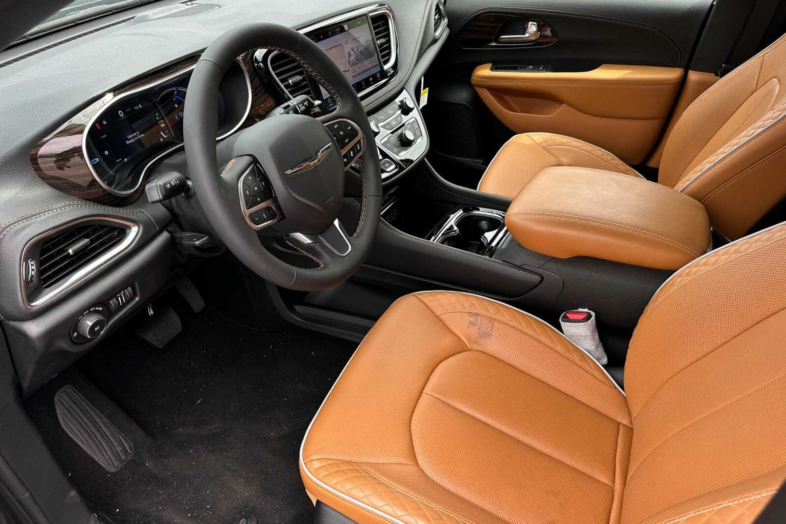 New 2023 Brilliant Black Crystal Pearl-Coat Exterior Paint Chrysler PINNACLE image 10