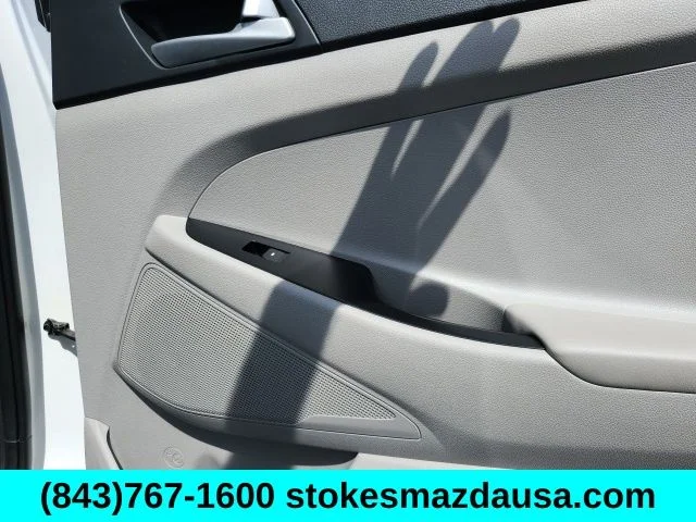 Used 2020 White Hyundai SE image 23