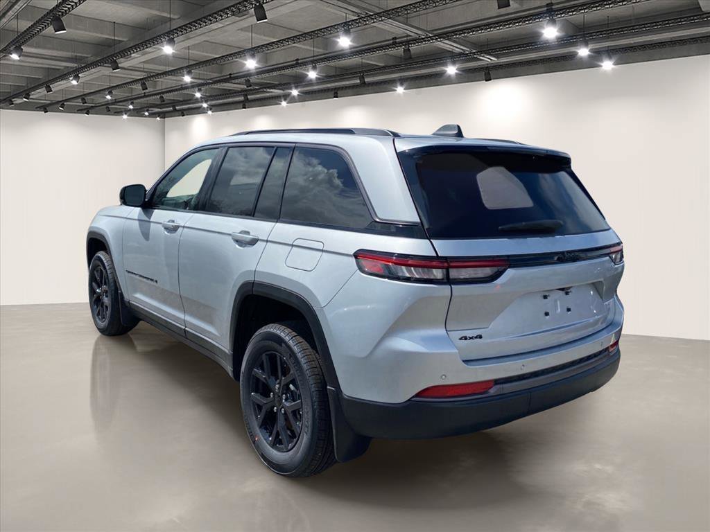 New 2026 Silver Zynith Exterior Paint Jeep Altitude image 3