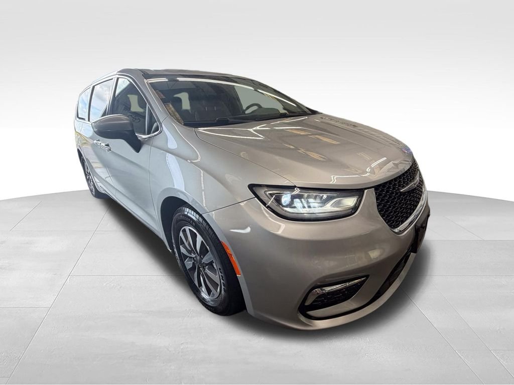 Used 2023 Silver Mist Clearcoat Chrysler Touring L image 7