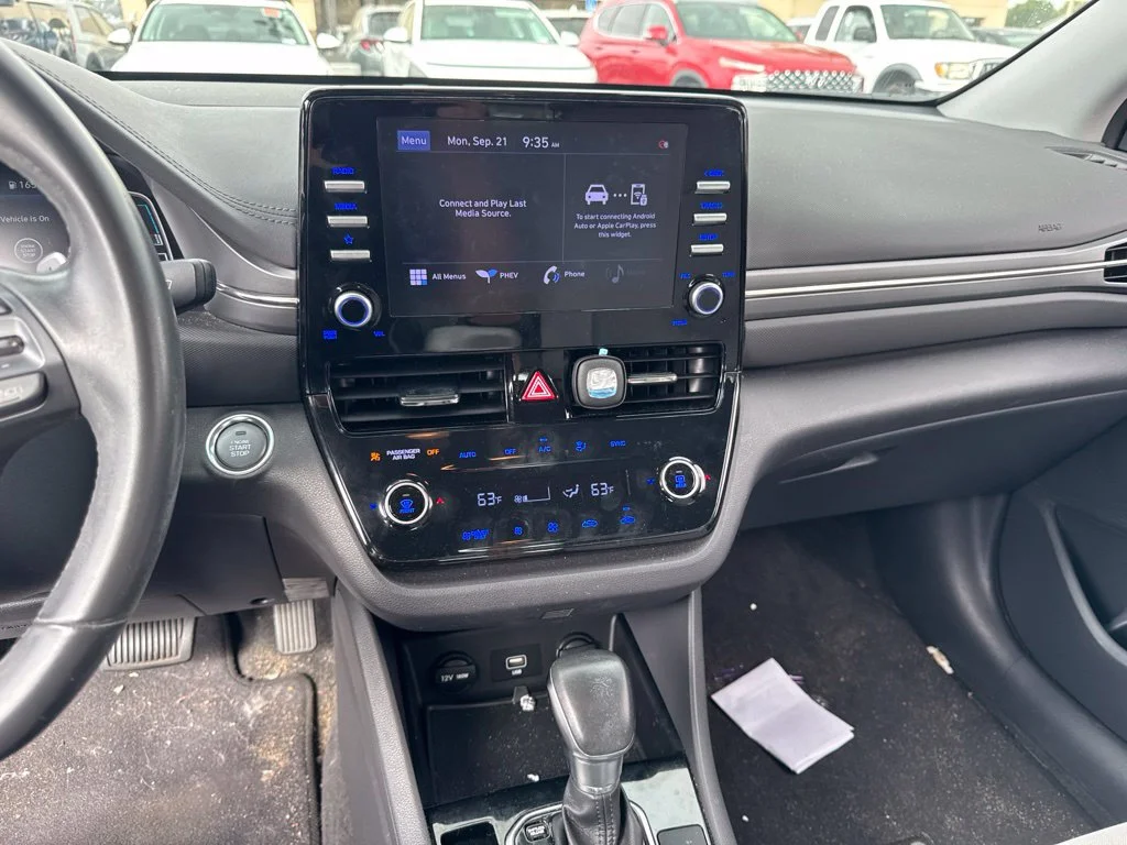 Used 2021 Gray Hyundai SE image 9
