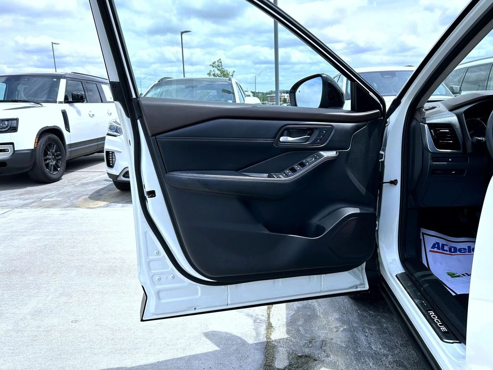 Used 2023 White Nissan SL image 9