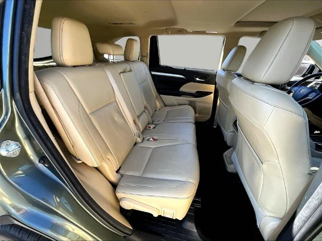 Used 2018 Green Toyota XLE image 30