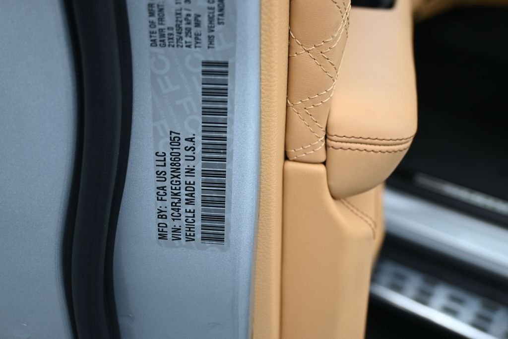 Used 2022 Silver Jeep Summit image 18