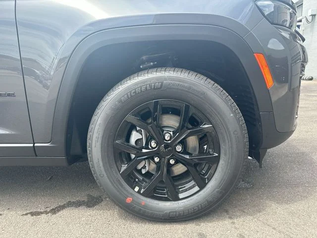 New 2026 Baltic Gray Metallic Clear-Coat Exterior Paint Jeep Altitude image 12