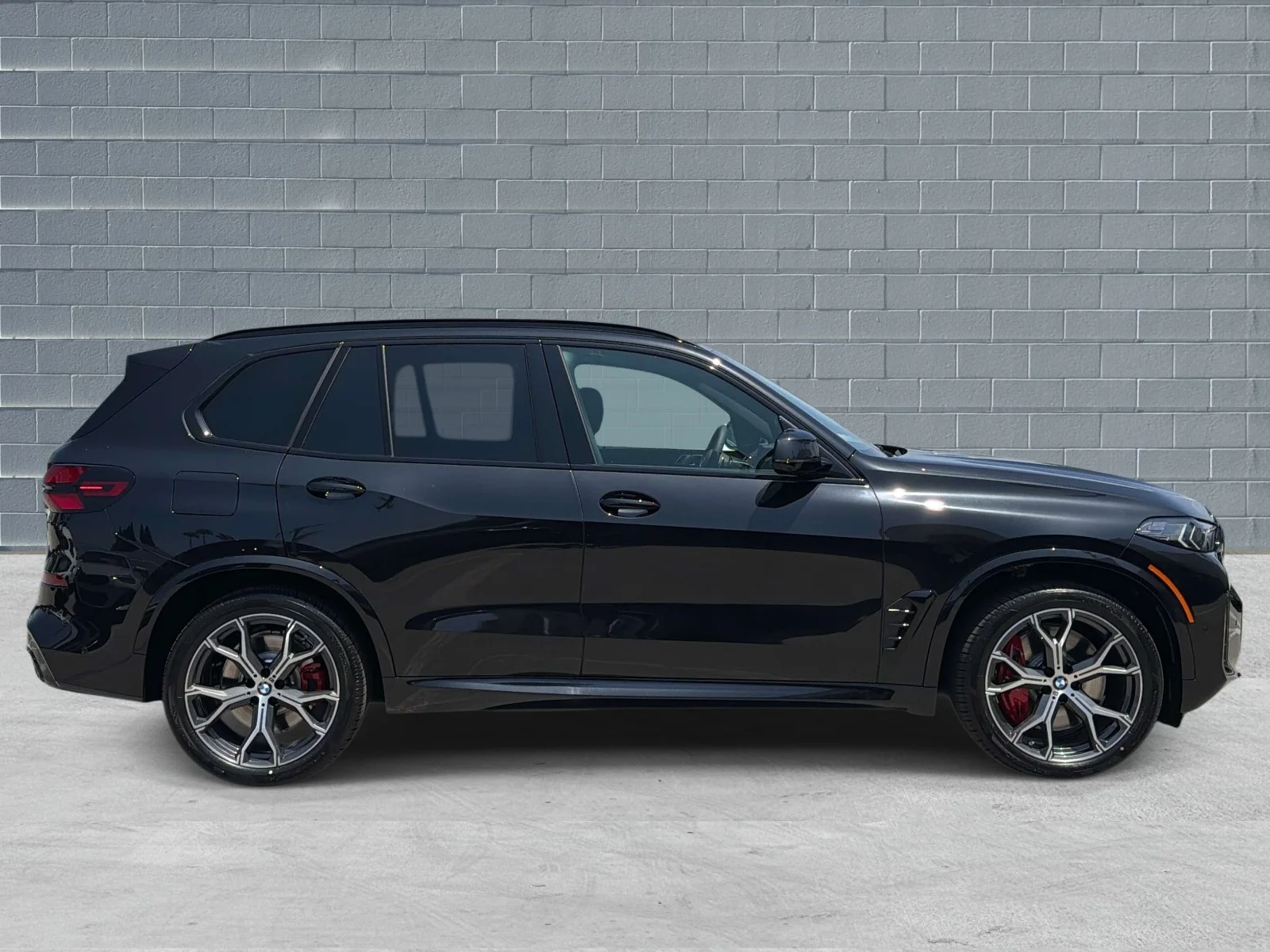 New 2026 Black Sapphire Metallic BMW xDrive50e Plug-In Hybrid image 3