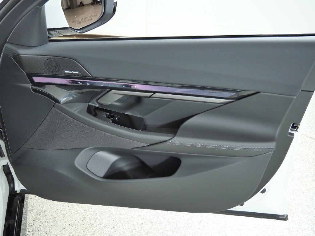 New 2027 Alpine White BMW 530i xDrive image 19