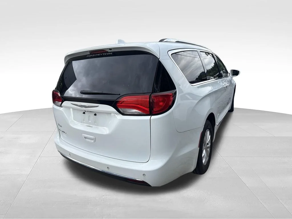 Used 2018 White Chrysler Touring L image 4