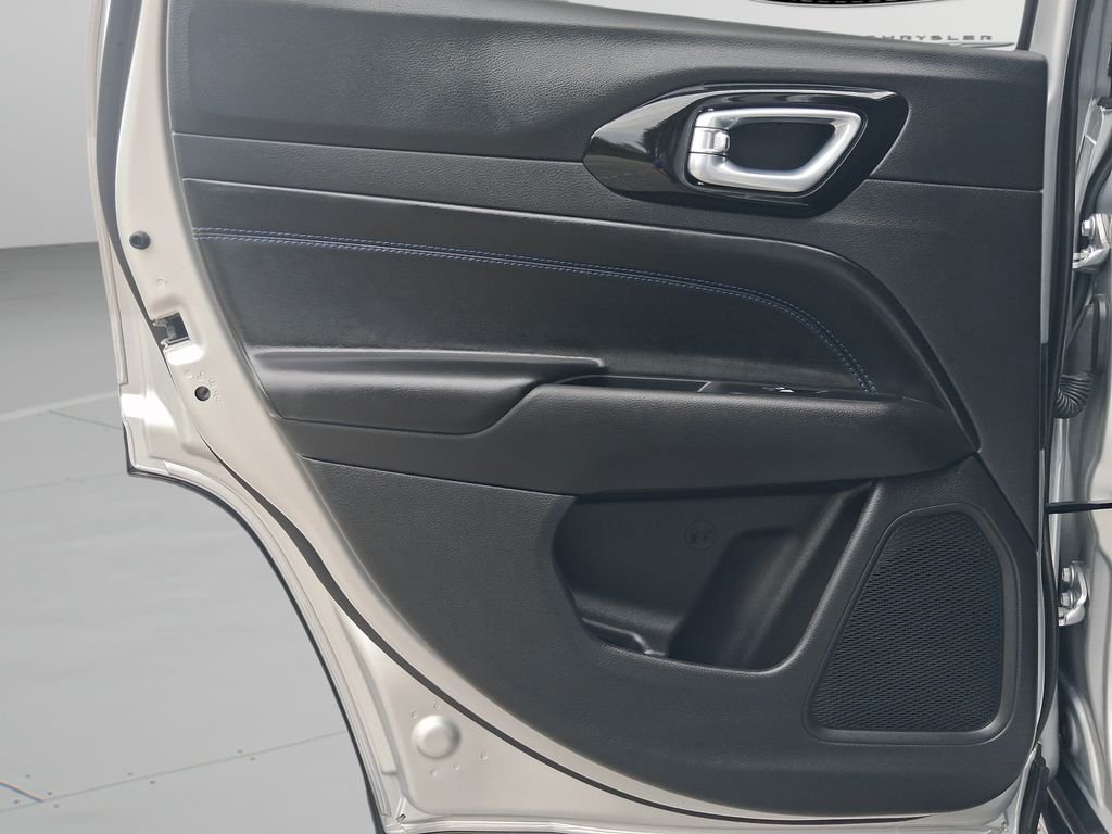 Used 2025 Silver Jeep Latitude image 25