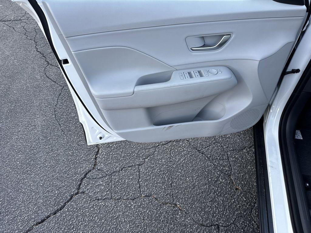 New 2026 White Hyundai SEL Premium FWD image 10