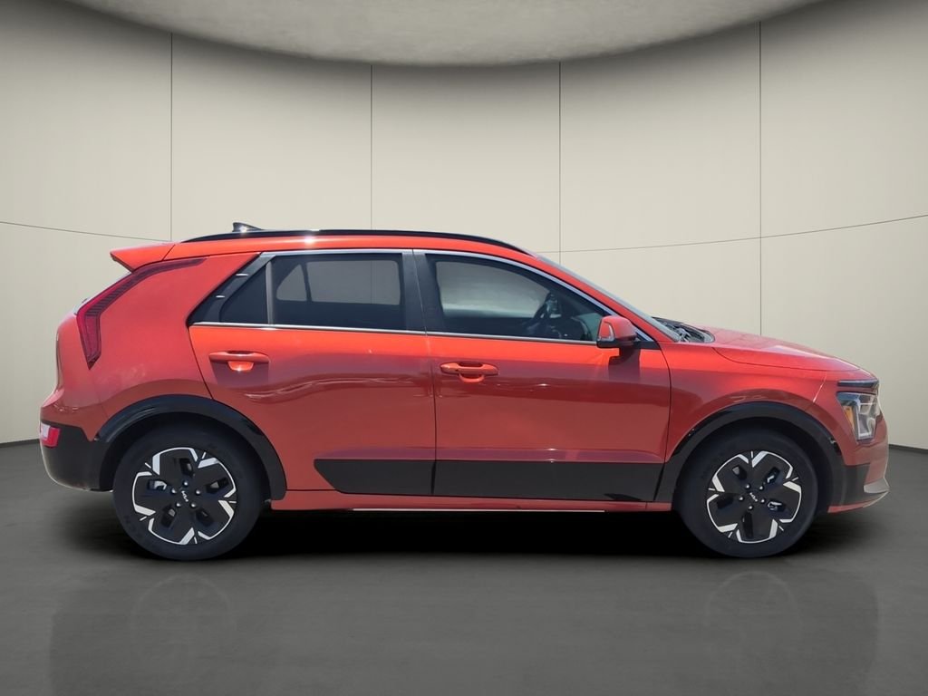 Used 2023 Red Kia Wind image 8