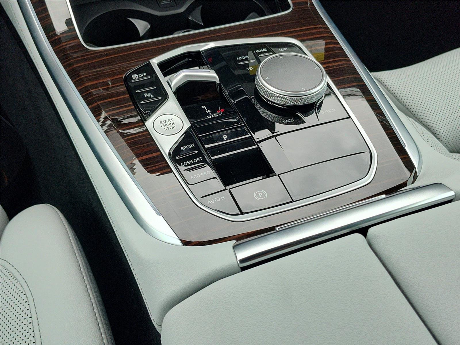 New 2026 Alpine White BMW sDrive40i image 10