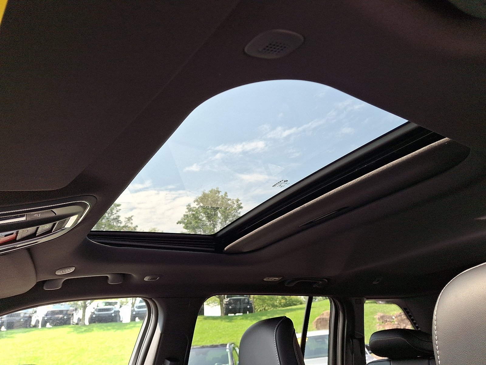 New 2027 High-Gloss Black Paint Jeep Laredo Altitude 4x4 image 10