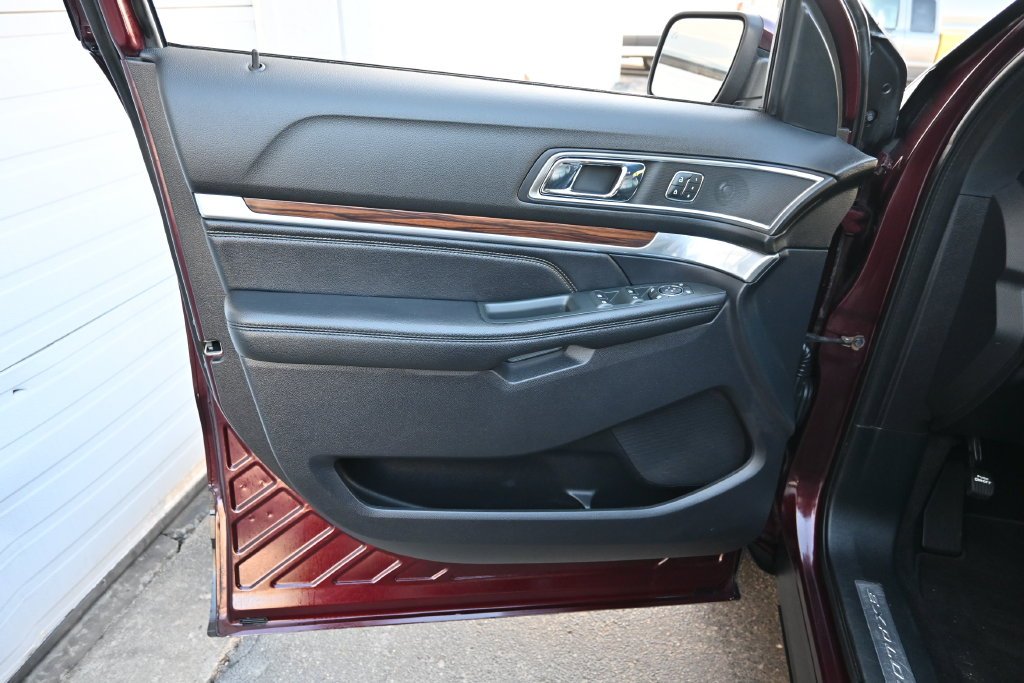 Used 2019 Burgundy Ford Limited image 19