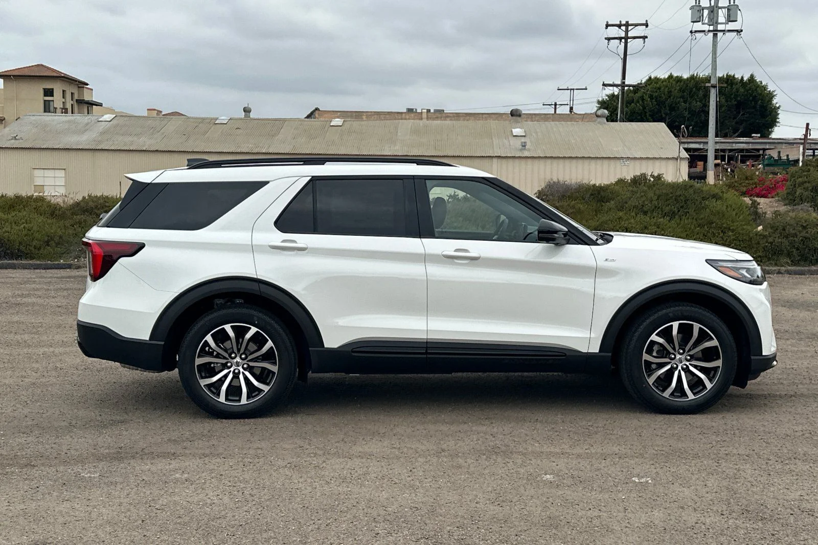 New 2026 Star White Metallic Tri-Coat Ford ST-Line image 2