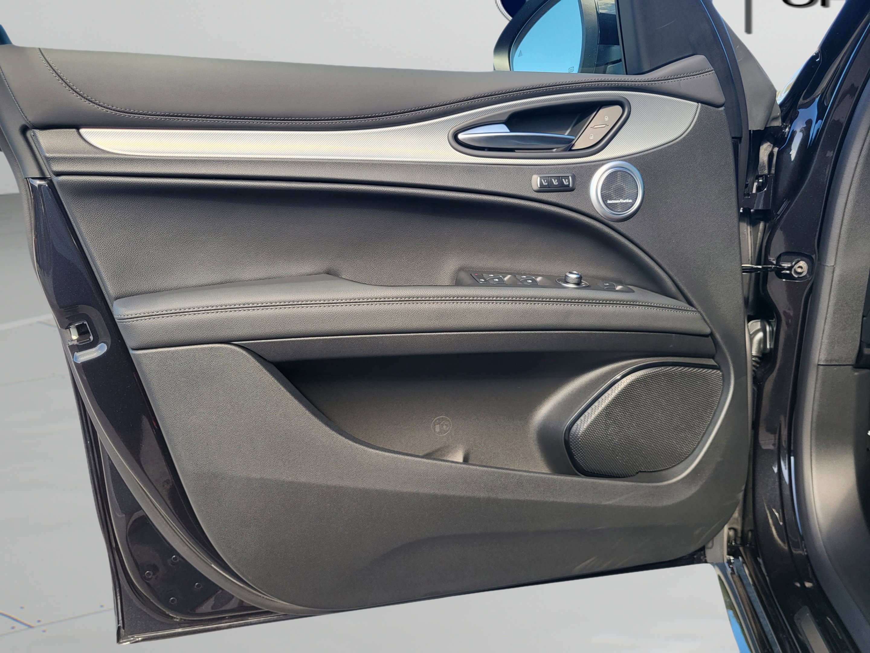 New 2026 Vulcano Black Metallic Alfa Romeo  image 28