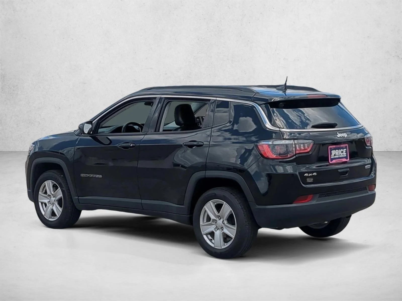 Used 2022 Diamond Black Crystal Pearlcoat Jeep Latitude image 16
