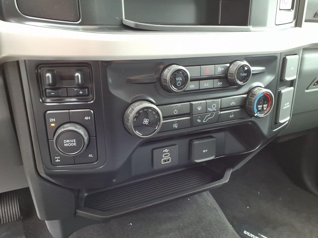 New 2027 Carbonized Gray Metallic Ford F-350® XLT image 21