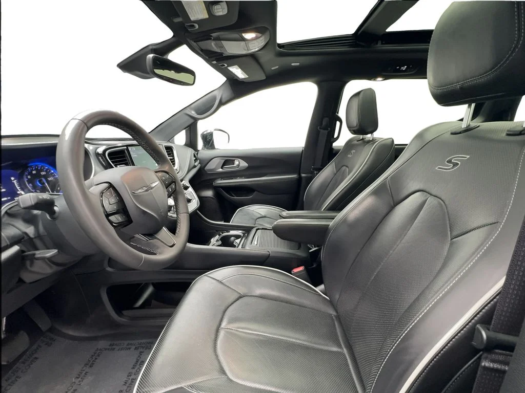 Used 2025 Black Chrysler Limited image 19