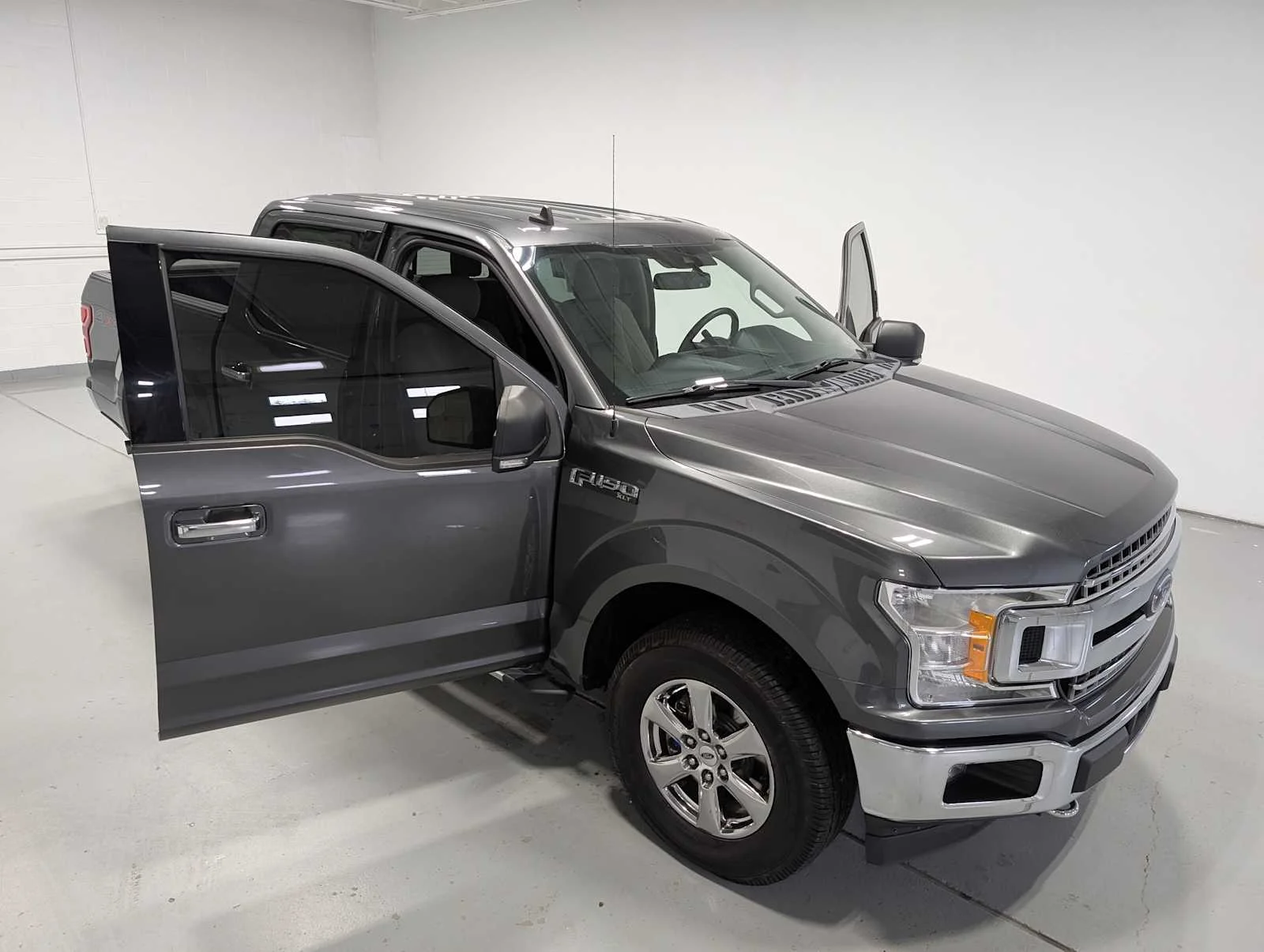 Used 2019 Magnetic Ford XLT image 17