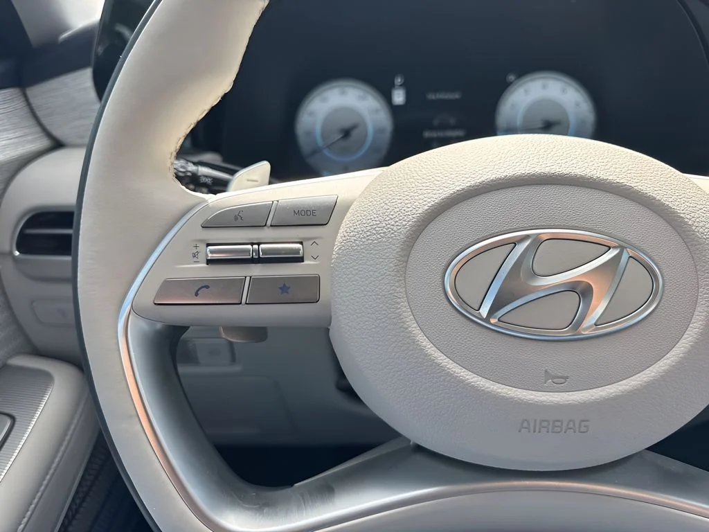 Used 2025 White Hyundai Calligraphy image 17