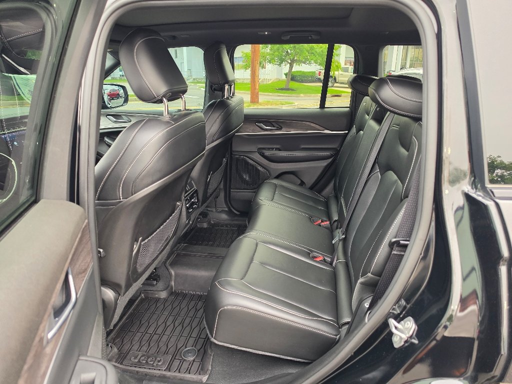 Used 2024 Diamond Black Crystal Pearl Coat Jeep Limited image 33