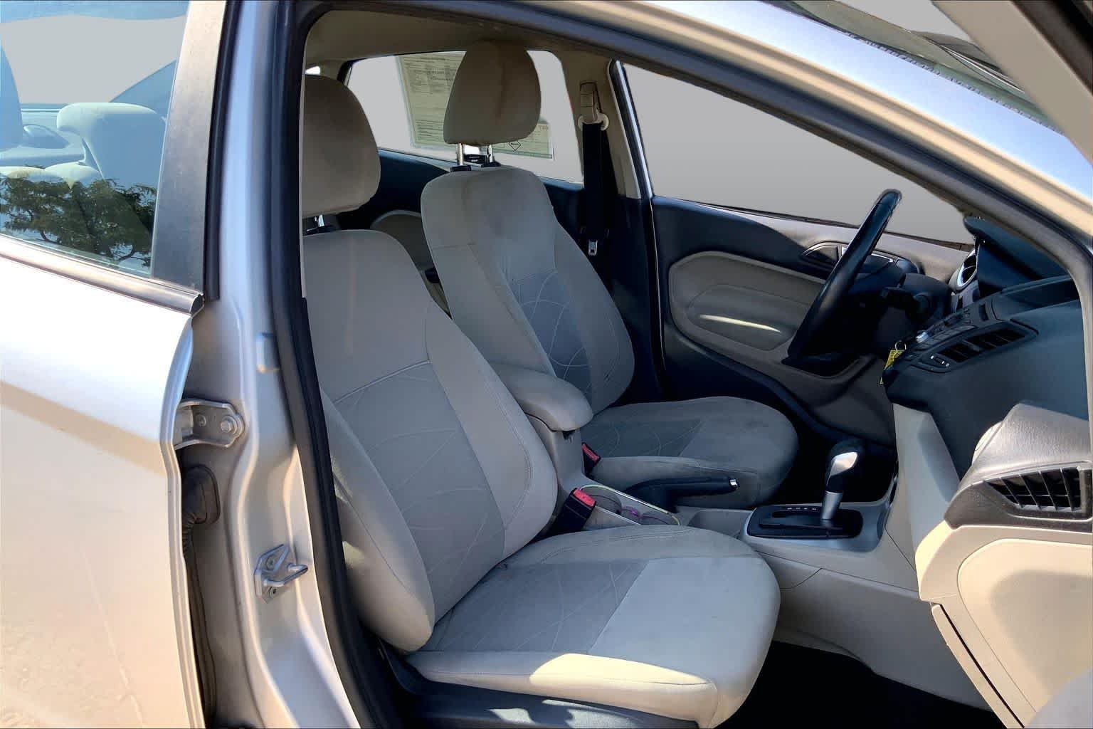 Used 2014 Ingot Silver Metallic Ford SE image 8