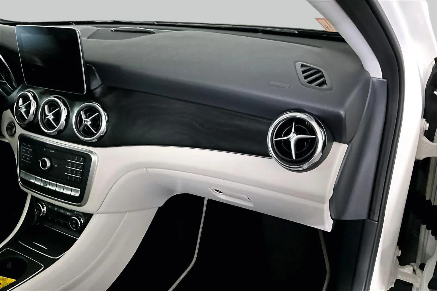 Used 2018 Polar White Mercedes-Benz GLA 250 image 19