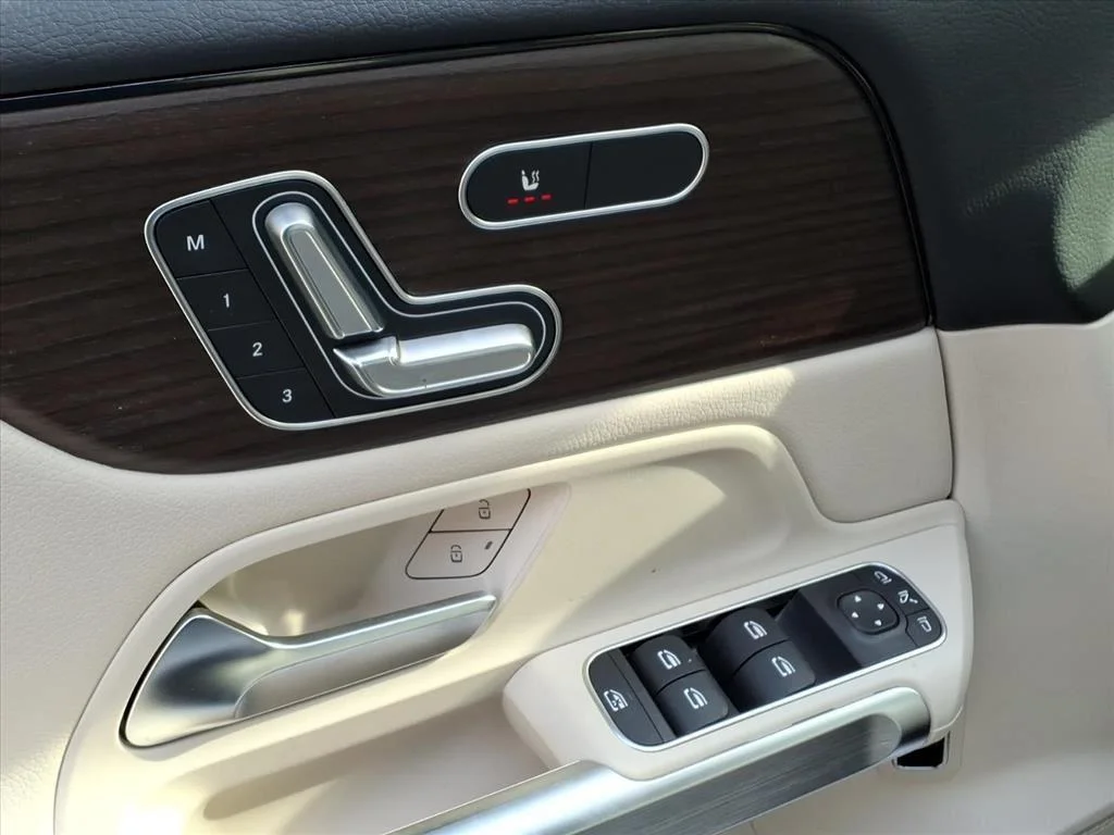 New 2026 Polar White Mercedes-Benz GLB 250 image 11