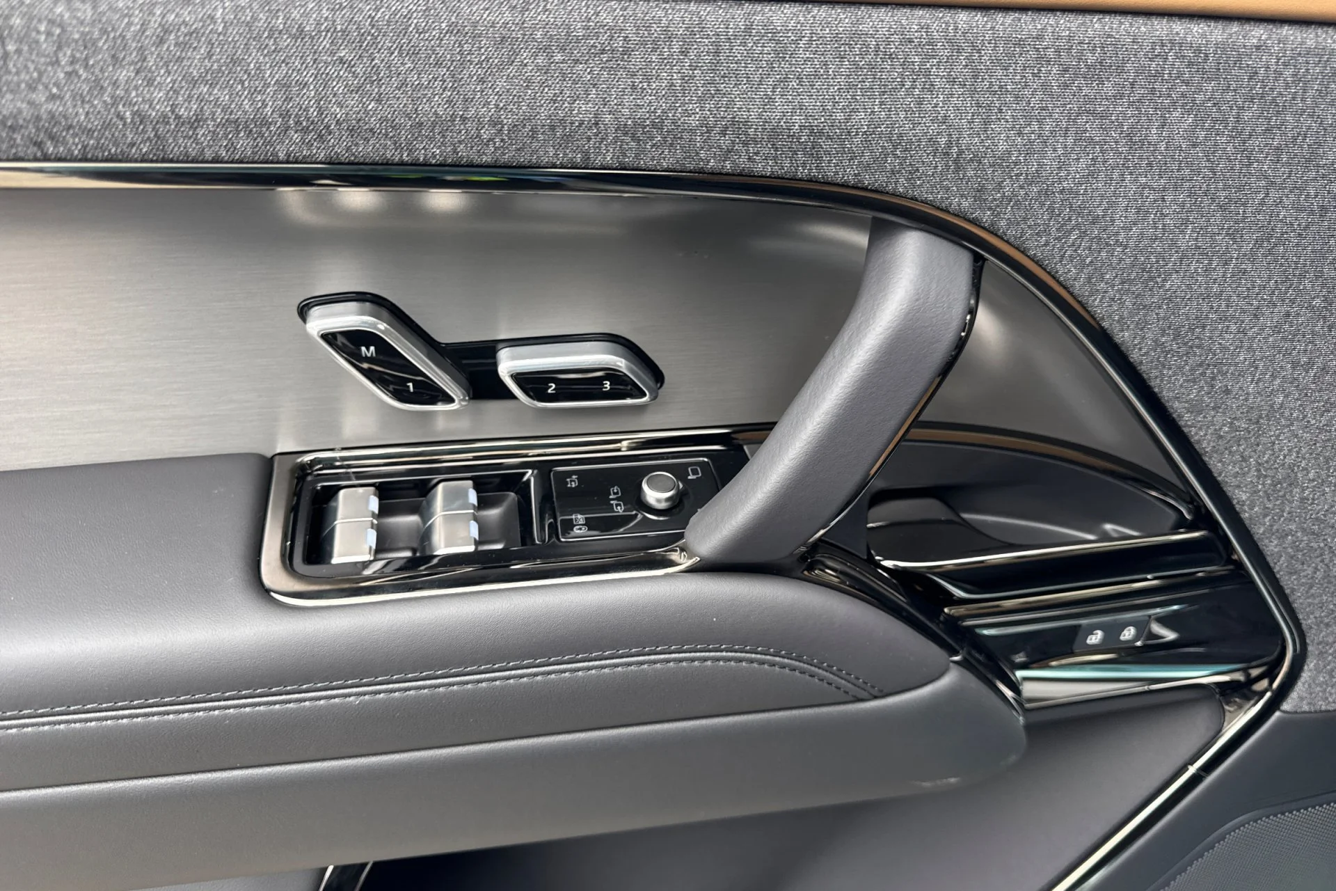 New 2026 Borasco Grey Land Rover Dynamic SE image 14