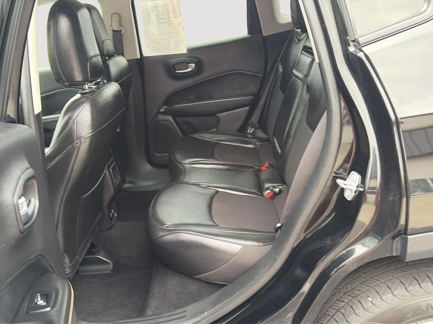 Certified Used 2019 Diamond Black Crystal Pearlcoat Jeep Latitude image 28