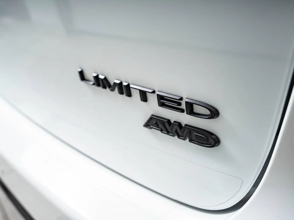 Used 2022 Bright White Clearcoat Chrysler Limited image 20
