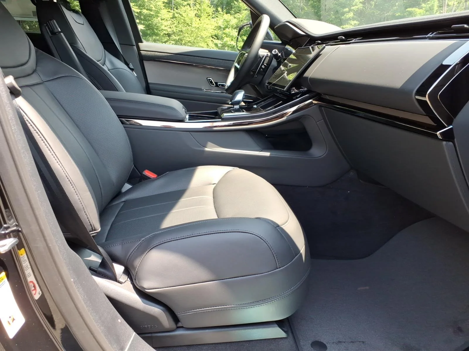 New 2026 Santorini Black Land Rover SE image 3