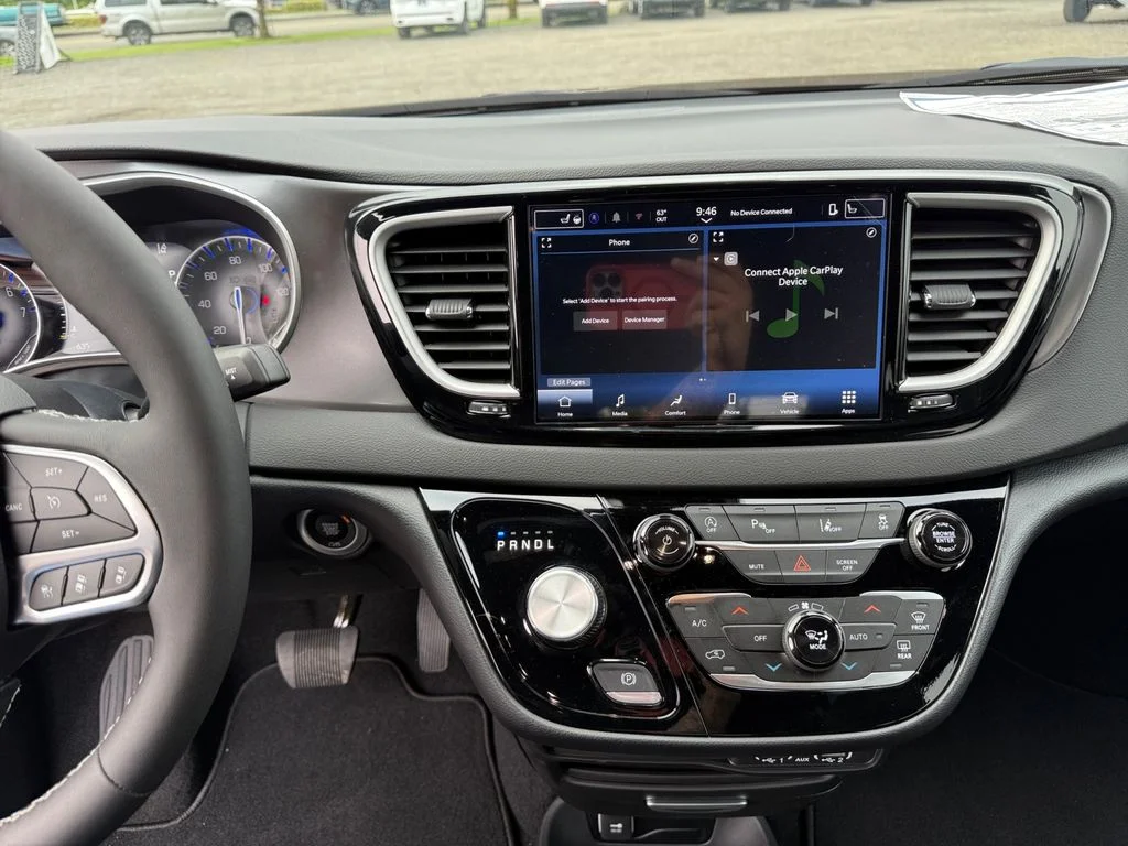 2025 Chrysler Voyager LX - Photo 16