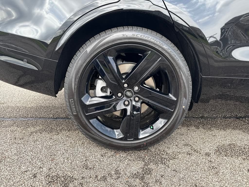 Used 2025 Black Land Rover Dynamic SE image 27
