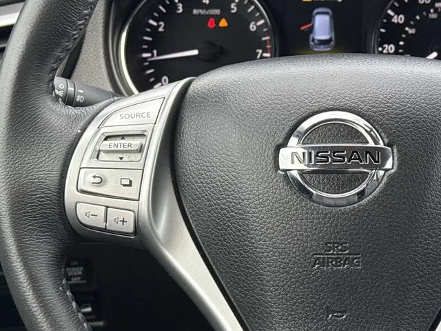 Used 2015 Red Nissan SL image 21