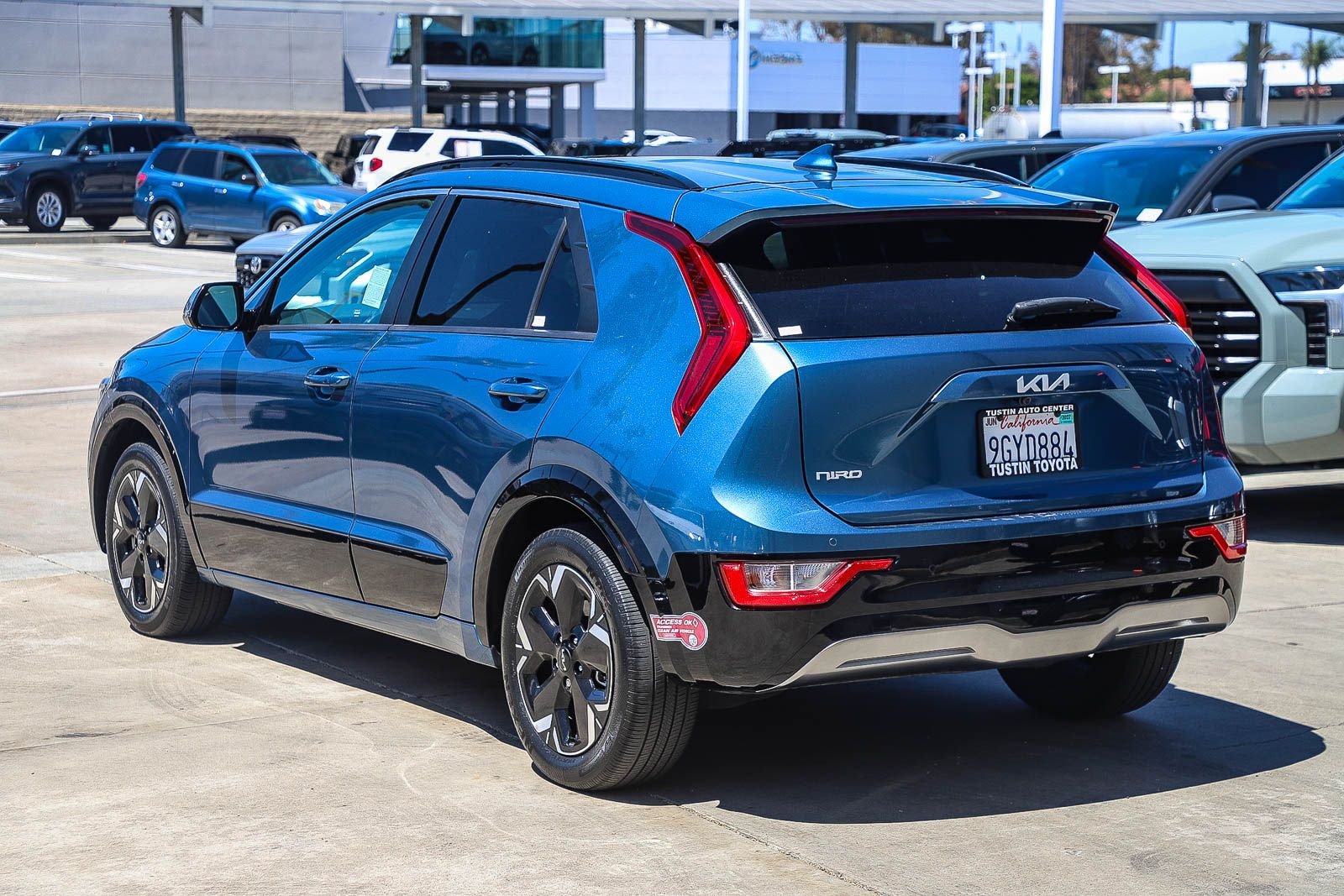Used 2023 Blue Kia Wind image 8