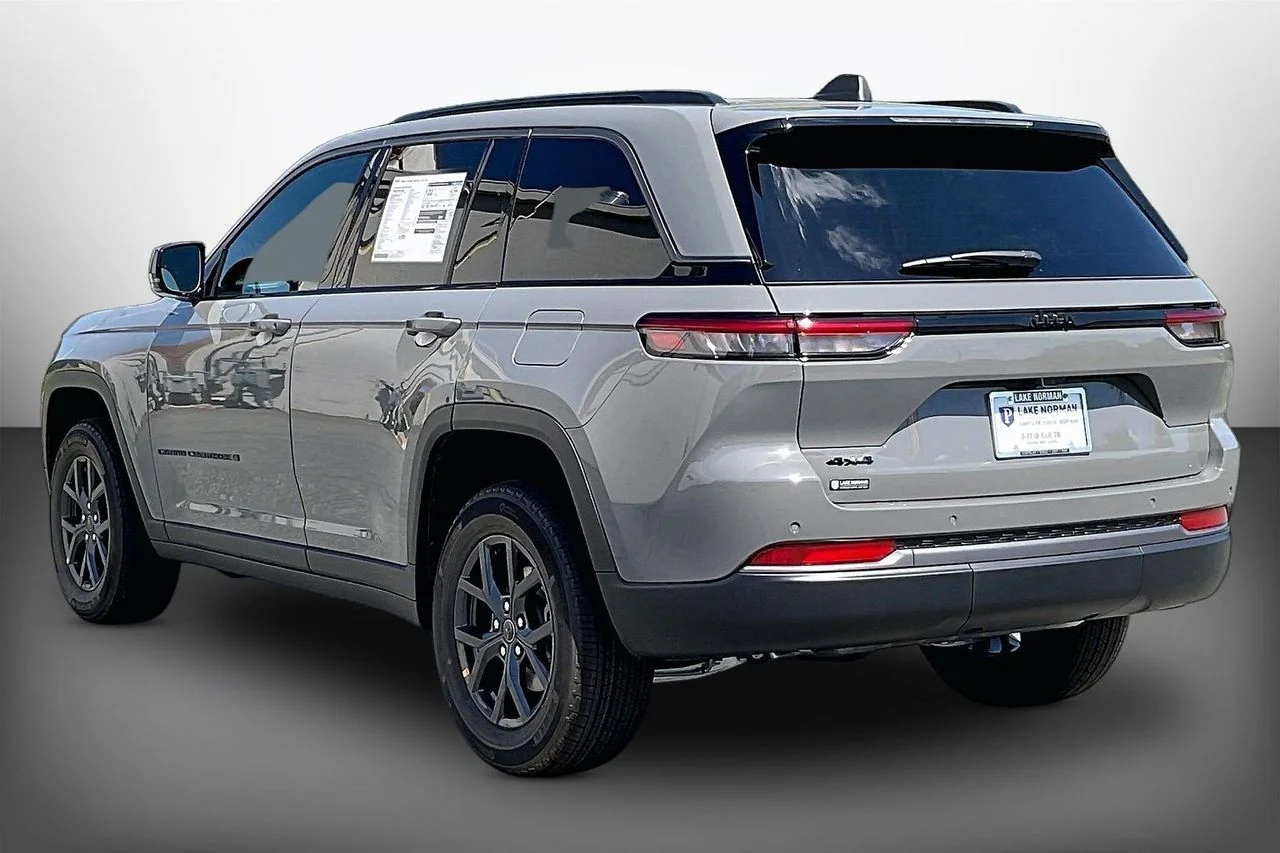 New 2027 Sting-Gray Clear-Coat Paint Jeep Altitude image 6