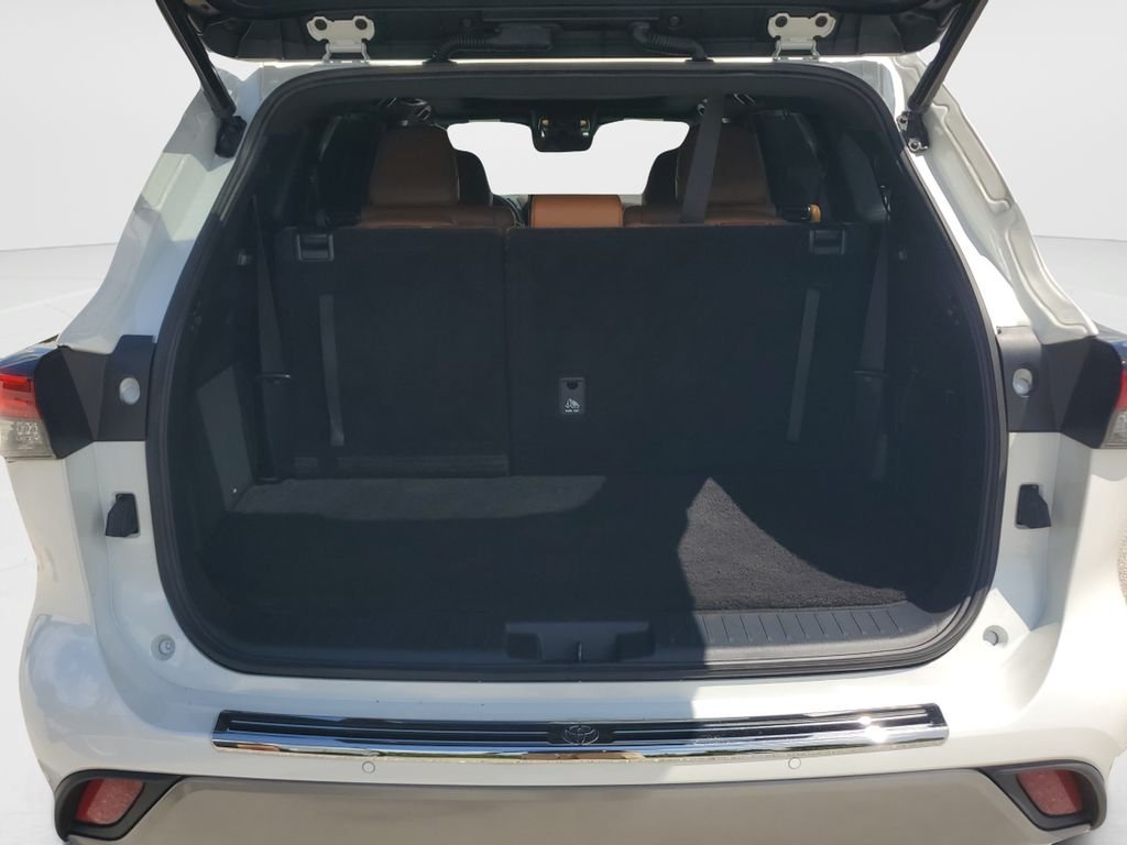Used 2022 Beige Toyota Platinum image 9