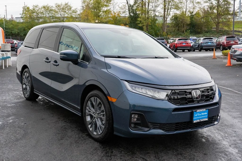 New 2026 Smoke Blue Pearl Honda Touring image 4