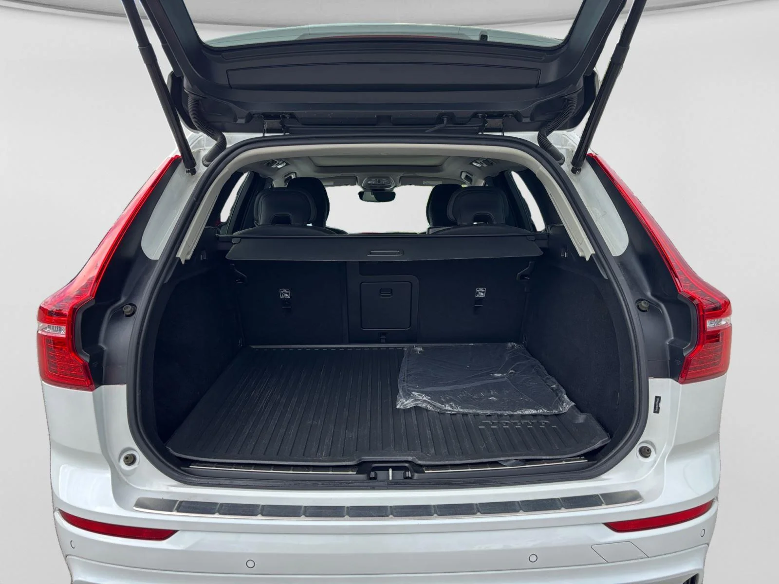 Used 2024 Crystal White Metallic Volvo Plus Dark Theme image 19