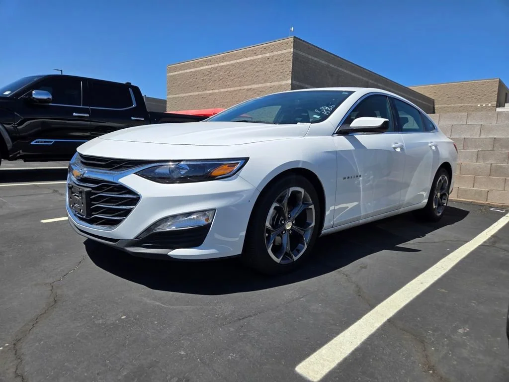 Used 2024 Summit White Chevrolet 1LT image 2