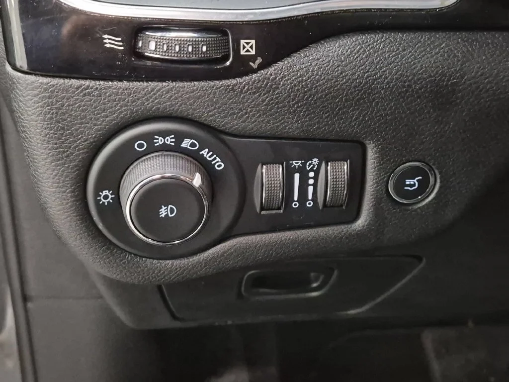 Used 2023 Gray Jeep Altitude image 14