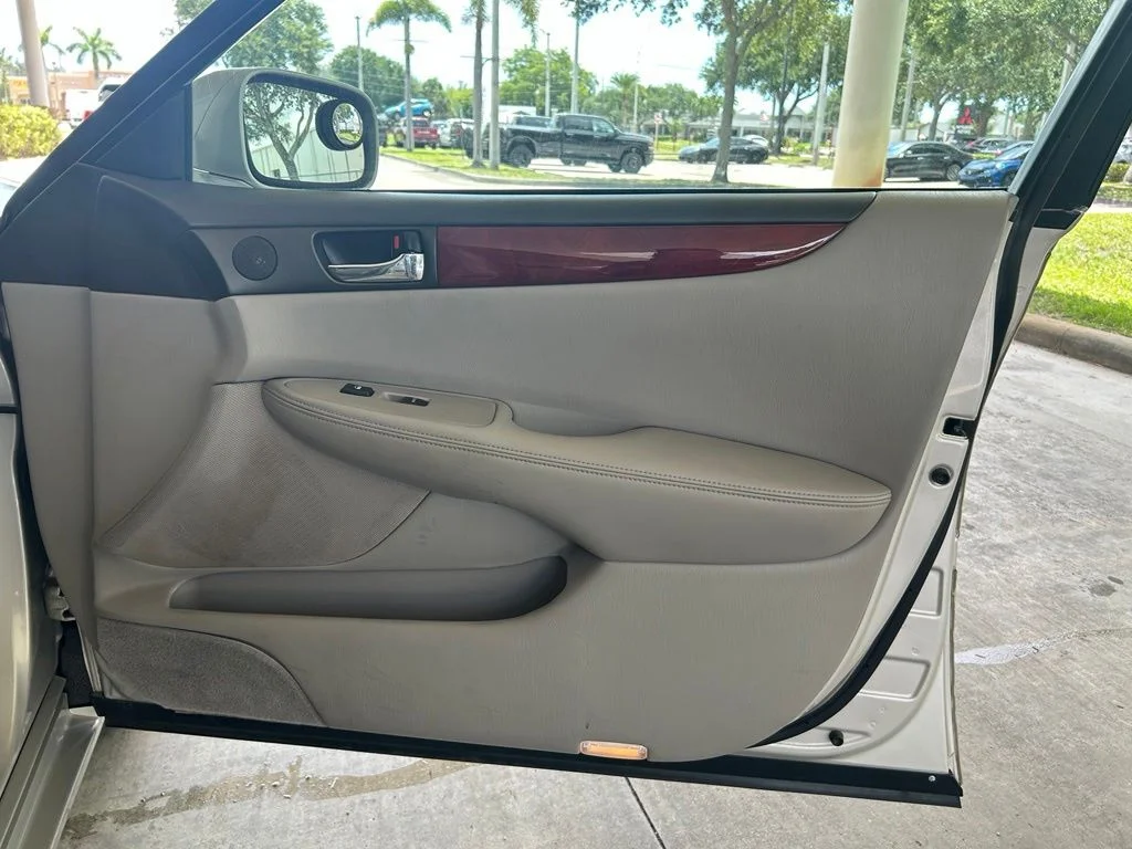Used 2002  Lexus 300 image 27