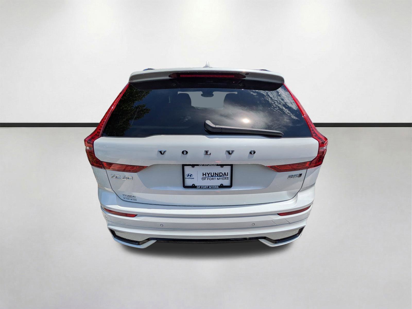 Used 2024 Crystal White Metallic Volvo Plus Dark Theme image 5