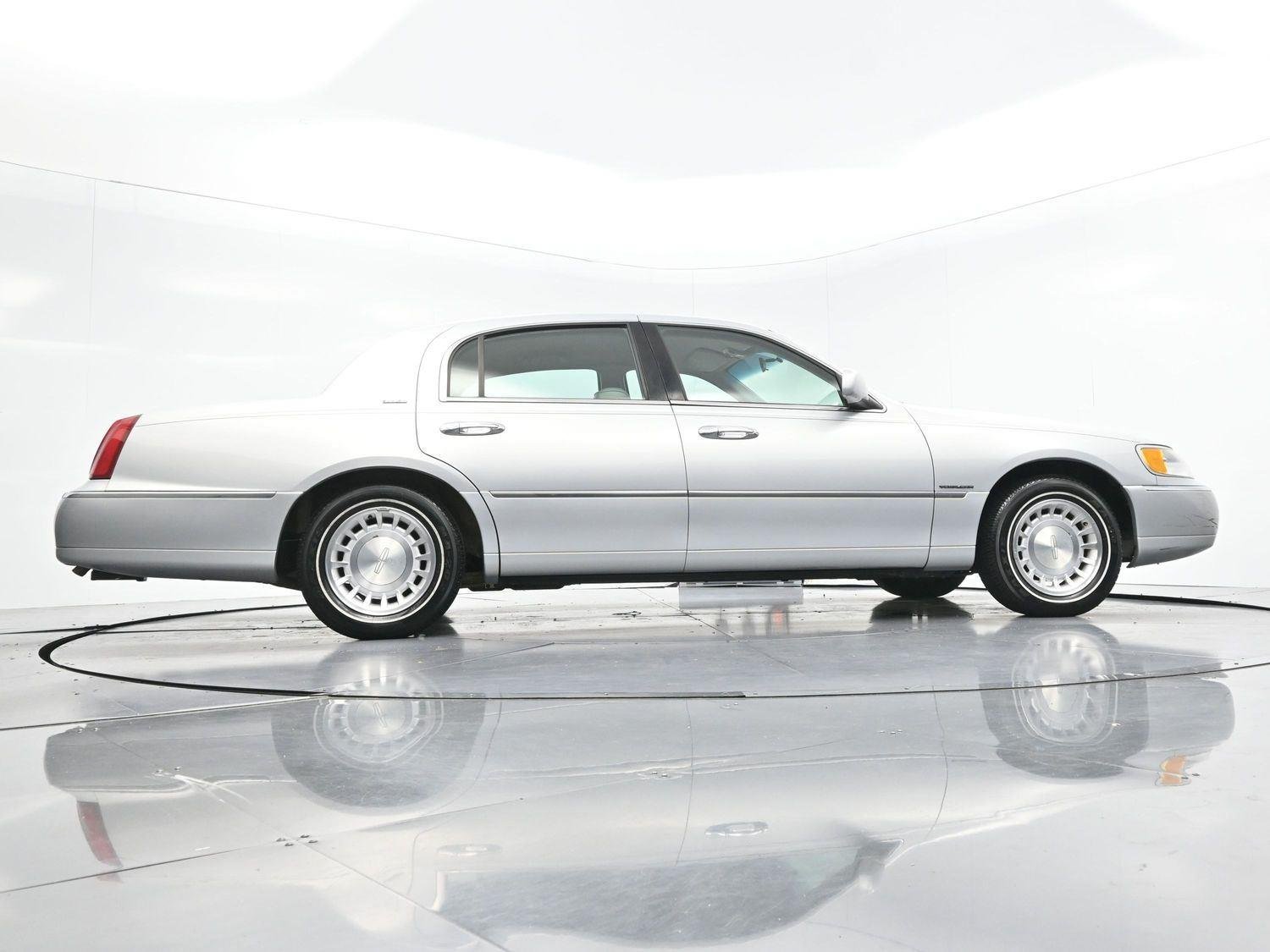 Used 2000  Lincoln Executive image 42